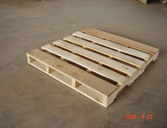 Pallet gỗ 2 hướng nâng khoét chân - Công Ty TNHH SX & XNK Hoàng Hải